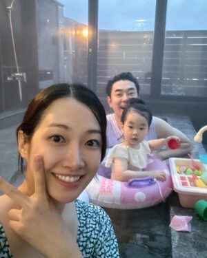 Kim Min-jung Instagram - .
며칠 전 온천여행 다녀왔어요~
국내 가족탕 투어 중이예요ㅋㅋㅋ
널찍한 가족노천탕이 있는 곳으로 갔는데
수영은 커녕 설거지에만 열중하는 딸🤣
물 만난 핑크 거북이만 신남ㅋㅋㅋㅋㅋㅋ

임신한 전 물 속에 많이 앉아있진 않구 
나왔다 들어갔다 하다 금방 나와서
아인이 아빠가 아이랑 실컷 놀아줬네요🫢
어쩌다보니#아빠독박육아 ㅋㅋㅋ

안정기의 임신부는 주의만 하면 
탕 목욕 해도 괜찮은데요 (임신 초기엔 안돼요~!)
체내 온도가 급격히 변하지 않을 만큼의
뜨겁지 않은 40도 내의 따듯한 온도에서 
길지 않은 시간 10~20분 정도 하면 괜찮아요:) 

원래 전 온천을 좋아해서 해외 온천 여행 다니기도 했지만
점점 더 빠져드네요ㅎㅎ남편은 그냥저냥 수준이었는데
요즘 온천 옴총 좋아해요ㅋㅋㅋ피부가 부드럽다며 또 가자고..
온천 여행 덕분에 딸도 물놀이에 푹 빠지심요ㅎ
.
.
#국내온천여행#가족탕#노천탕#투어 중ㅋㅋㅋ#맘스타그램