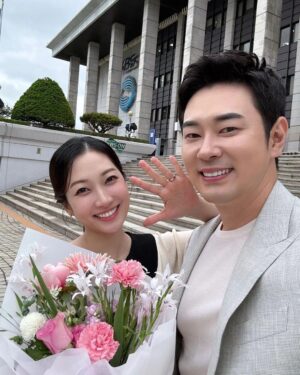 Kim Min-jung Instagram - .
내 첫사랑 첫직장
평생 반려자를 만난 곳
내 청춘이 녹아 있는 곳 KBS

5년 만에 찾았지만 냄새도 사람도 물건도 그대로여서 
어제 온 듯 너무나 익숙해 낯설었어요~😆
시큐리티 직원분들이 반갑게 웃으며 문 열어 주시고
웃고 울었던 낡은 대기실에서 옷 갈아입고 준비하고
온온한 스튜디오에서 유쾌하게 생방송하고
아나운서실에 인사 드리고
한걸음 가고 익숙한 얼굴 만나고
두걸음 가고 반가운 얼굴 만나고 이야기하느라
귀가가 너무나 늦어진 어제였어요ㅎㅎㅎ
모든 것이 그대로인데 나만 어디 갔다 온 듯한 느낌?
묘하게 마음 따스했던 하루라 행복했어요❤️

곁엔 변함없이 KBS 38기 동기 아나운서 조충현이
내 남편, 아이 아빠로 함께 하고 있어 더 행복~🤭
지금의 나를 있게 한 KBS 언제나 사랑해!!!

(친정 컴백 축하한다고 꽃다발 준비해 
깜짝 서프라이즈 해준 혜지 @hyedi_b 넘넘 고마오🙏🏻)
.
.
#KBS#친정#아침마당#아나운서
25살꼬꼬마신입에서#애둘엄마 로#컴백홈#모든것에감사