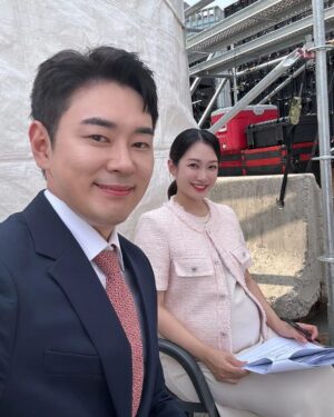 Kim Min-jung Instagram - .
출산 전 마지막 스케줄💕
남편과 광화문 광장에서 헌혈자의 날 행사 진행했어요~
그동안 헌혈홍보대사하며 참 소중하고 귀한 자리 함께 했는데요
수백 번의 헌혈을 실천하신 헌혈자분들, 현장에서 땀 흘리시는 많은 분들~ 진심 대단하고감사합니다🙏🏻 
당신이 진정한 영웅입니다👍🏻

이번엔 아이와 함께 해 더 의미있는 하루였어요ㅎㅎㅎ
어린이집 땡땡이 치고 온 아인이는 초 흥분ㅋㅋㅋ
특히 헌혈 마스코트 나눔이를 넘나 좋아해 졸졸 따라다님🤣

세상에서 제일 고귀한 생명나눔🩸모두 함께해요~!!
.
.
#헌혈#부부홍보대사#생명나눔#헌혈자의날
#헌혈하는당신이진정한영웅입니다#대한적십자사