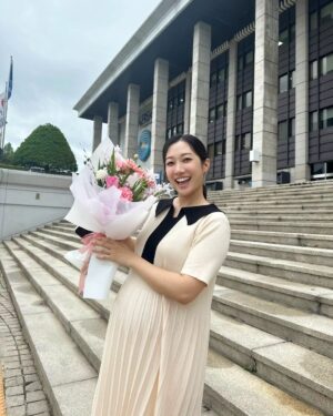 Kim Min-jung Instagram - .
내 첫사랑 첫직장
평생 반려자를 만난 곳
내 청춘이 녹아 있는 곳 KBS

5년 만에 찾았지만 냄새도 사람도 물건도 그대로여서 
어제 온 듯 너무나 익숙해 낯설었어요~😆
시큐리티 직원분들이 반갑게 웃으며 문 열어 주시고
웃고 울었던 낡은 대기실에서 옷 갈아입고 준비하고
온온한 스튜디오에서 유쾌하게 생방송하고
아나운서실에 인사 드리고
한걸음 가고 익숙한 얼굴 만나고
두걸음 가고 반가운 얼굴 만나고 이야기하느라
귀가가 너무나 늦어진 어제였어요ㅎㅎㅎ
모든 것이 그대로인데 나만 어디 갔다 온 듯한 느낌?
묘하게 마음 따스했던 하루라 행복했어요❤️

곁엔 변함없이 KBS 38기 동기 아나운서 조충현이
내 남편, 아이 아빠로 함께 하고 있어 더 행복~🤭
지금의 나를 있게 한 KBS 언제나 사랑해!!!

(친정 컴백 축하한다고 꽃다발 준비해 
깜짝 서프라이즈 해준 혜지 @hyedi_b 넘넘 고마오🙏🏻)
.
.
#KBS#친정#아침마당#아나운서
25살꼬꼬마신입에서#애둘엄마 로#컴백홈#모든것에감사