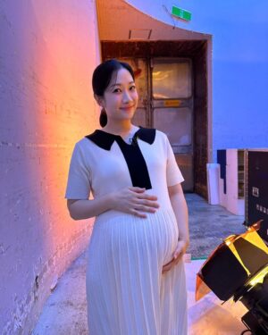 Kim Min-jung Instagram - .
5년만의 친정 나들이! 
KBS 아침마당 출연했어요🌞
정말 오랜만에 여의도 출근길을 가니 싱숭생숭~
배 속 콩콩이 품고 가니 더 벅차 가슴이 콩콩콩!ㅎㅎ
시간이 흘러도 익숙한 스튜디오의 공기
변함 없이 그 자리에 계시는 선배님들 🙏🏻 
마음이 몽글몽글했네용!

'둘째라서 더 행복해요'라는 주제로 
임신과 출산, 가족에 대한 이야기 나눠봤는데요~ 
다들 정말 반갑게 저희 부부 맞아주시고 축하해주시고
순산 응원해주셔서 정말 감사했어요❤️
불러주셔서 감사합니당! :)