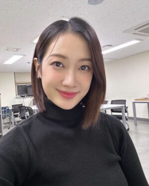 Kim Min-jung Instagram - .
저 머리 잘랐어요~✂️ 오때요?
뉴스 진행할 때 자르고 첨이네요😆
오늘도 최고의 매니저와 함께 스케줄~

행사장 들어오는데 차 창문 내리자마자 
진행요원들이 남편 보고 바로
"아, 경호팀이시죠?' 했다는ㅋㅋㅋㅋㅋ
남편매니저와 함께 다니면 든든~👍🏻

오늘 하루도 힘내세용!