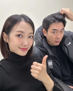 Kim Min-jung Instagram - .
저 머리 잘랐어요~✂️ 오때요?
뉴스 진행할 때 자르고 첨이네요😆
오늘도 최고의 매니저와 함께 스케줄~

행사장 들어오는데 차 창문 내리자마자 
진행요원들이 남편 보고 바로
"아, 경호팀이시죠?' 했다는ㅋㅋㅋㅋㅋ
남편매니저와 함께 다니면 든든~👍🏻

오늘 하루도 힘내세용!