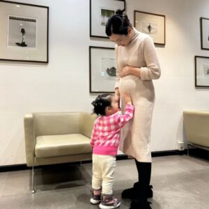 Kim Min-jung Instagram - .
콩콩이 안뇽? 잘 자떠?👋🏻
아인이는 아침마다 동생에게 인사해요ㅋㅋ

모두들 축하해주셔서 감사해요🙏🏻
정말 많은 분들이 댓글로 전화로 문자로 톡으로 축하해주셔서 
감사하고 마음 따뜻한 어제였네요 :) 진심으로 감사합니당!ㅎㅎ

많이들 성별 궁금해하시더라고요~
아직 주수가 성별이 확실치 않아서 
조금 더 지나봐야 알 수 있대요
아인이가 언니일지 누나일지 과연..
임신 전부터 아인이가 "아이니 누나 하끄야~" 해서 
저희도 무척 궁금합니다🤣 

누굴 닮았을까 하시는데 저도 넘넘 궁금해요 꺅~~
다들 아시겠지만 첫째는 아빠를 정말 많이 닮았거든요
두상만 딱 저 닮았고 완전 아빠 붕어빵이예요ㅋㅋㅋ
둘 낳으면 유전자 몰빵(?)으로 한쪽만 닮는 경우도 있고
전혀 다르게 골고루 닮는 경우도 있던데 
콩콩이는 누굴 닮았을까요?ㅎㅎㅎ

딸이든 아들이든 누굴 닮았든 
배 속에서 건강하게 잘 자라주었으면 좋겠습니당❤️ 
지금도 배에서 꼬물꼬물 하네요~
축하해주시고 응원해주셔서 고맙습니다🙇‍♂️🙇‍♀️
몸조심 할게요:)
.
.
넘 따뜻했던#임밍아웃#감사할일많은#행복한엄마
#호랑이띠맘#용띠맘#애둘맘 아직#실감안남 😆