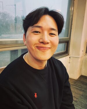 Kim Min-seok Instagram - 다 걷어내고 보면 별볼일 없는 저라 생각하는데 쉬어가는 요즘 마음을 둘 곳이 있다는게 얼마나 다행인지 모르겠어요. 저는 너무 복받았어요. 잘 살아왔구나 싶고 앞으로도 그러고 싶어요.