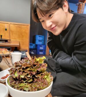 Kim Min-seok Instagram - 상추를 갑자기 이렇게나 많이 주신다구요..?