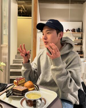 Kim Min-seok Instagram - 1. 시켜놓고 이게 맞나 고민중
2. 합리화 후 열심히 변명중