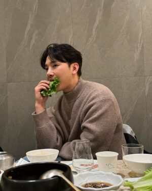 Kim Min-seok Instagram - 1. 2. 어디서든 상추만 들면 사진찍힘 3. 하트귀엽 4.상추서비스는안주셔도괜찮습니다사장님 #부산추억 #또올게부산