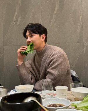 Kim Min-seok Instagram - 1. 2. 어디서든 상추만 들면 사진찍힘 3. 하트귀엽 4.상추서비스는안주셔도괜찮습니다사장님 #부산추억 #또올게부산