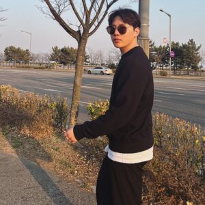 Kim Min-seok Instagram - 이촐라~잇 우리 집으로 가자 #집이최고야 #봄인데가을같네 #왜케추워봄인데