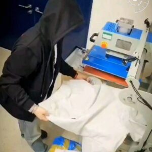 Kim Ryang -ha Instagram - 【 #량하효과 】 
한번씩 공장 가서 검수도 하고 직접 전사작업도 한답니다!
 제 손을거친 옷은 누구에게로 가려나ㅎㅎ

#REVAMP후드  #리뱀프후드 
#REVAMP #REVAMP리뱀프 #리뱀프
#량하REVAMP #량하리뱀프
 
www.revamp.co.kr