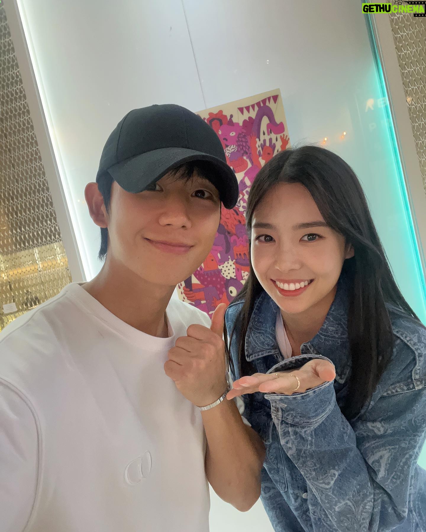 Kim Sae-yeon - 2.3K Likes - 오늘 해인선배님이 방문해주셨습니당🫢
오셔서 하나하나 집중해서 다 봐주시기까지하고~~
오늘 구경와주셔서 너무 감사합니다!!😁
#김세연 #개인전
- 2023. 7. 26. 수 - 8. 8. 화
- 롯데월드타워 1층 다이버홀 어바웃 프로젝트 라운지
@about_projectlounge