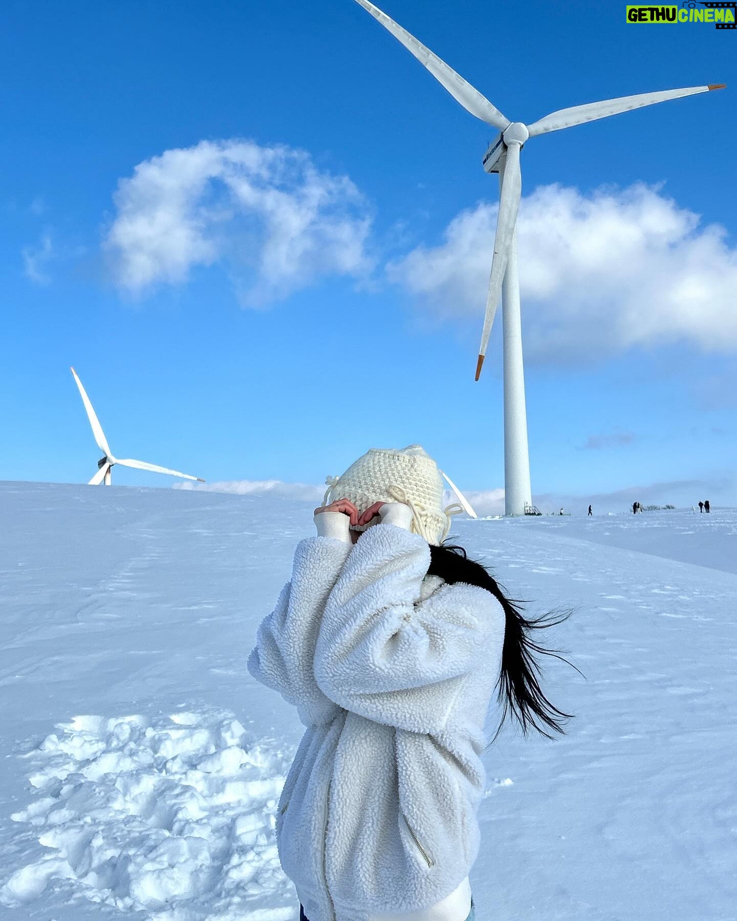 Kim Seo An - 1.6K Likes - 손이 시려워 발이 시려워🥶🌨️❄️