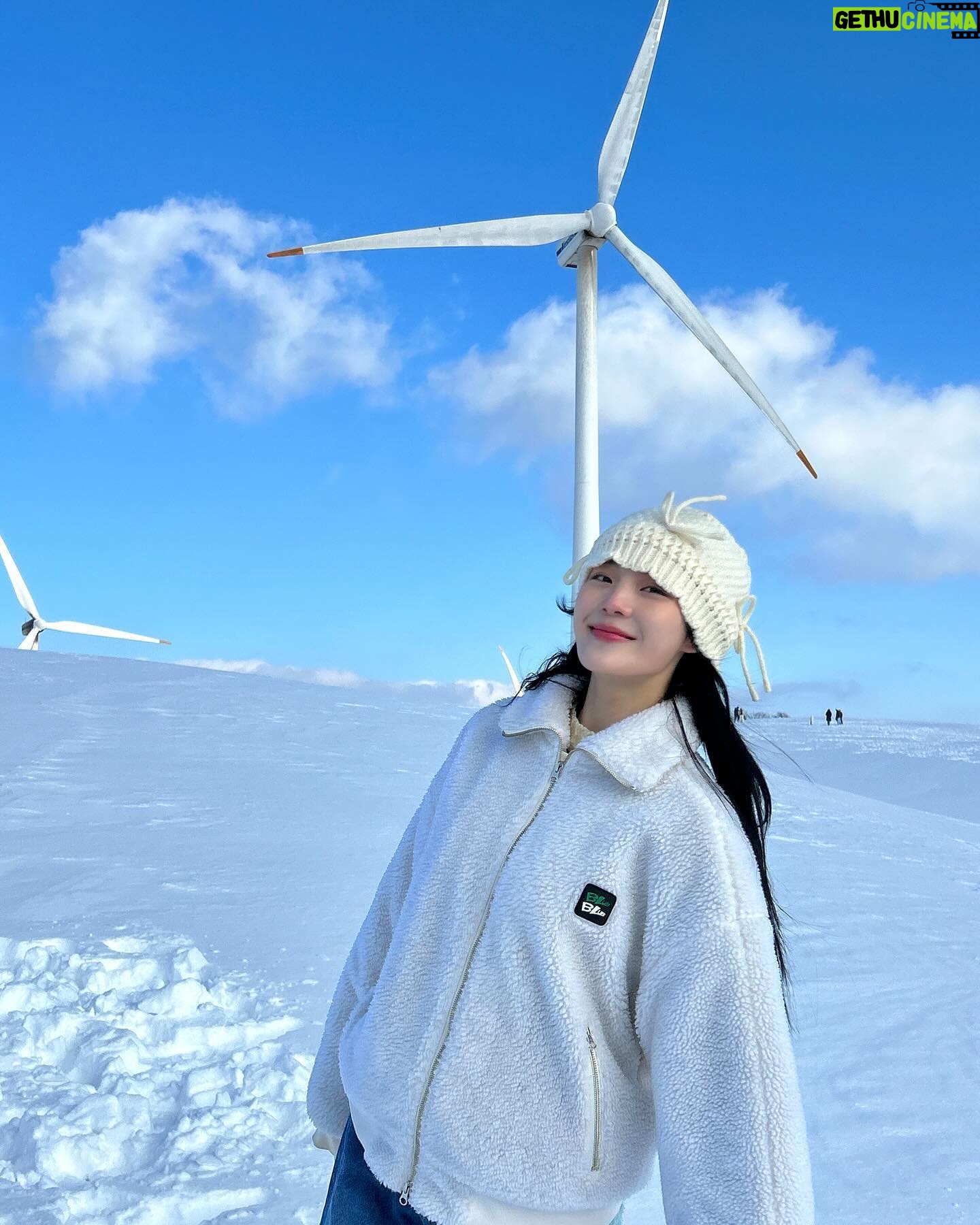 Kim Seo An - 1.6K Likes - 손이 시려워 발이 시려워🥶🌨️❄️