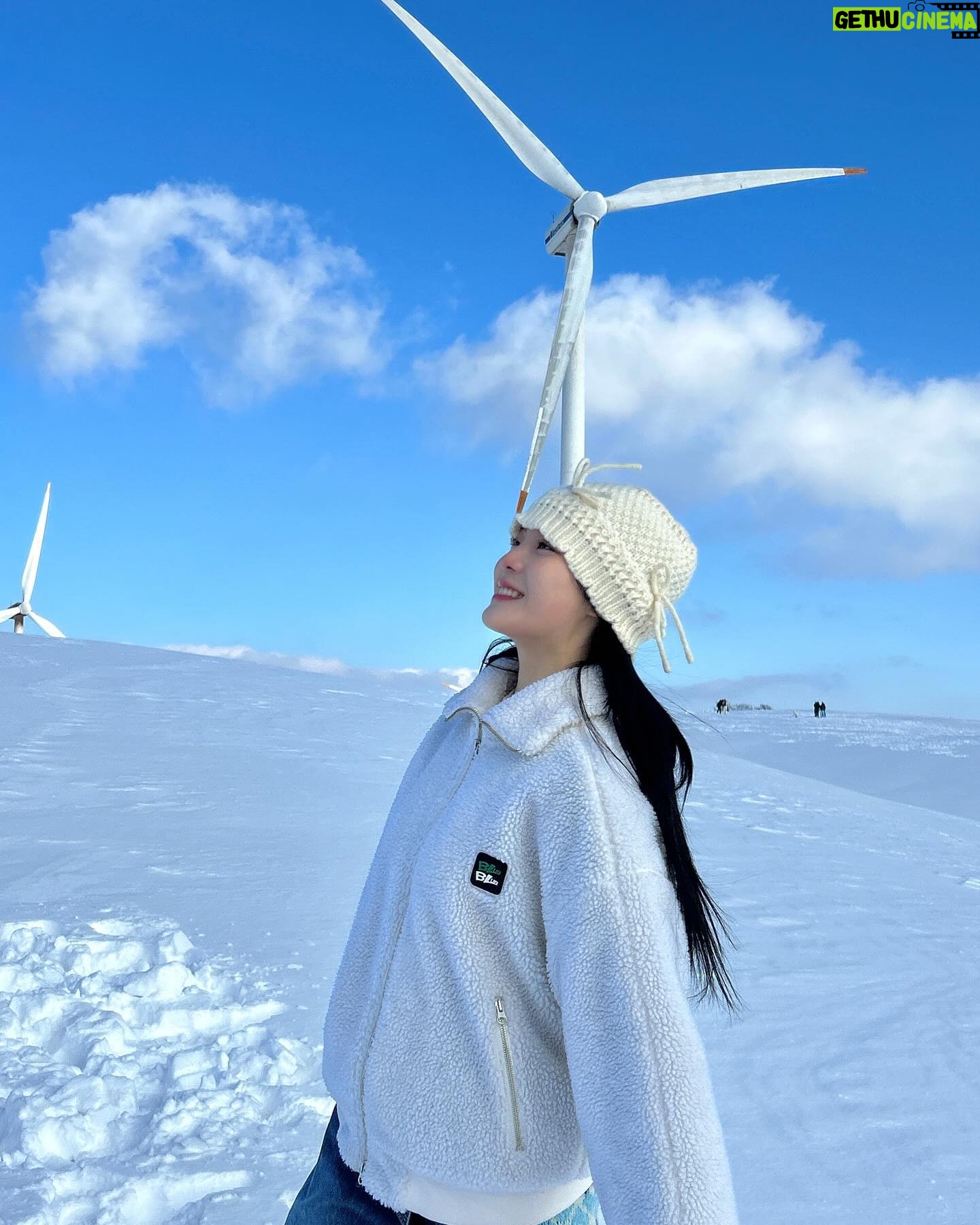 Kim Seo An - 1.6K Likes - 손이 시려워 발이 시려워🥶🌨️❄️