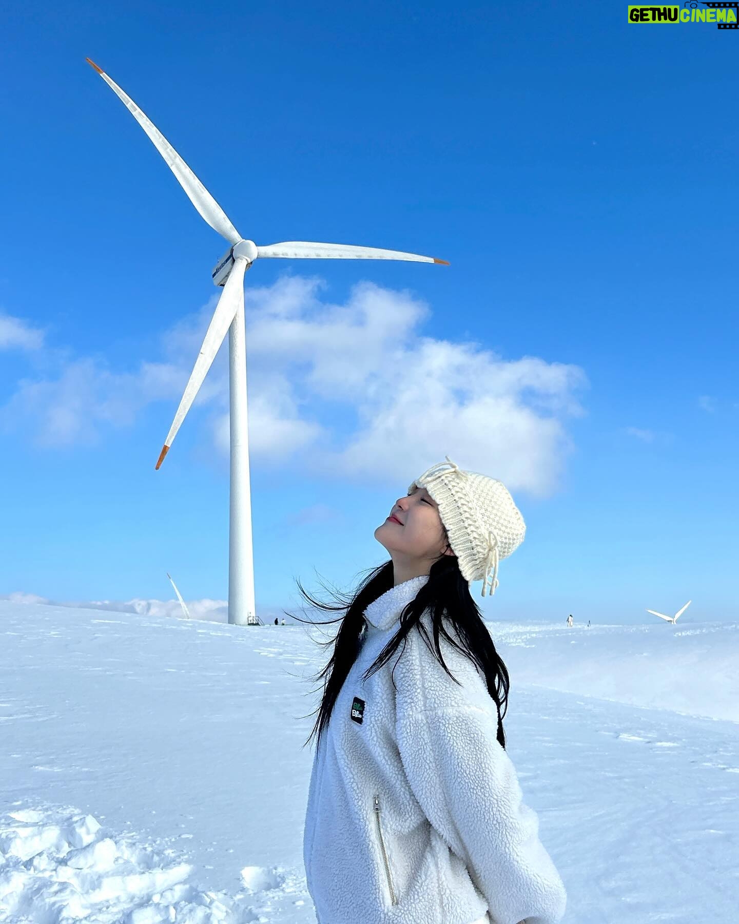 Kim Seo An - 1.6K Likes - 손이 시려워 발이 시려워🥶🌨️❄️