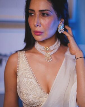 Kim Sharma Instagram - #aboutlastnight for @jade_bymk in the most beautiful setting. Take a bow ladies. Styled by @kaustav.dey ♥️ thank you for this gorgeous piece hmu @noori_hairstylist @ssk_makeupofficial outfit @jade_bymk jewelry @tyaanijewellery