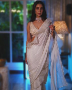Kim Sharma Instagram - #aboutlastnight for @jade_bymk in the most beautiful setting. Take a bow ladies. Styled by @kaustav.dey ♥️ thank you for this gorgeous piece hmu @noori_hairstylist @ssk_makeupofficial outfit @jade_bymk jewelry @tyaanijewellery