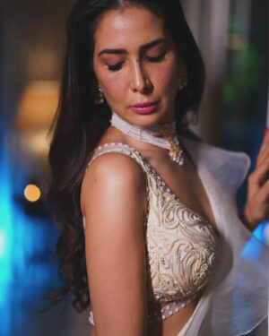 Kim Sharma Instagram - #aboutlastnight for @jade_bymk in the most beautiful setting. Take a bow ladies. Styled by @kaustav.dey ♥️ thank you for this gorgeous piece hmu @noori_hairstylist @ssk_makeupofficial outfit @jade_bymk jewelry @tyaanijewellery