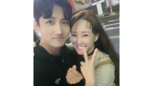 Kim So-hyang Instagram - 일주일 요약. 
벤자민 창민이랑 첫공.프레스콜. 
마리앙- 저마다의 방법으로 몸을 풀고 공연을 준비하고 
행복하게 공연. 
사랑하는 오케스트라분들께 선물 
세상 사랑스런 사진을 얻기 🩷 

참 좋은 일주일. 모든 순간이 행복하지만은 않았지만 
돌이켜보면 많은 순간이 특별하다. 
내겐 다시는 돌아오지 않으므로.