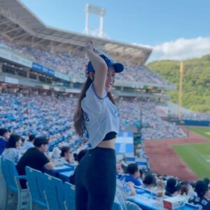 Kim So-hyang Instagram - 내 평생 가장 떨렸던 순간 중 한번. 
날씨도 매진된 경기도 모든것들이 완벽했던 
평생 잊지 못 할 순간들. 
이런 기회를 주신 @dimf_official  감사합니다. 
심지어 승리요정(?)이 됨🙈

비록 연습처럼은 못했지만(🙈)
 예쁘게 폼 잡도록 가르쳐 주신 
@lbs_academy 감사합니다🩷 
@sophy_jiwon_kim 울 대표님 덕분이야🩵 
나의 완벽한 대구여행은 그대들 덕분. 
10년이 되어가는 우리. 영원히 사랑해 고마워요 
@official.emkent @honey_0919_jm @90aries 

나는 참 배우이길 다행이다. 
이토록 찬란한 따뜻한 삶을 살고 있으니. 

그리고 나 야구와 사랑에 빠졌다…
#김소향#시구#야구#한국프로야구#kbo#삼성라이온즈
#원태인#선수님#감사해요