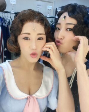 Kim So-hyang Instagram - 어쩌다 막연하게 만날까 했던 #벤자민버튼 

어쩌면 기나긴 준비의 끝 프레스콜. 

두번째 공연🩵 몇번 없는 소중한 공연에서 
귀한 얘기를 해볼까 해요. 

오늘 하루는 어제밤 미리 아파하던 
불안들이 준비해둔 선물 
산다는 건 불안으로 흔들렸던 그 많던 날들이니 
그만 모두 용서 하여라. #김소향#향블루#소블루