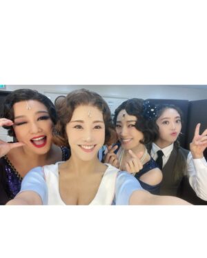 Kim So-hyang Instagram - 어쩌다 막연하게 만날까 했던 #벤자민버튼 

어쩌면 기나긴 준비의 끝 프레스콜. 

두번째 공연🩵 몇번 없는 소중한 공연에서 
귀한 얘기를 해볼까 해요. 

오늘 하루는 어제밤 미리 아파하던 
불안들이 준비해둔 선물 
산다는 건 불안으로 흔들렸던 그 많던 날들이니 
그만 모두 용서 하여라. #김소향#향블루#소블루