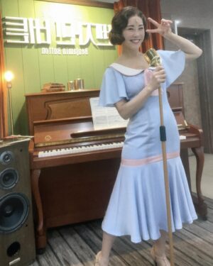 Kim So-hyang Instagram - 어쩌다 막연하게 만날까 했던 #벤자민버튼 

어쩌면 기나긴 준비의 끝 프레스콜. 

두번째 공연🩵 몇번 없는 소중한 공연에서 
귀한 얘기를 해볼까 해요. 

오늘 하루는 어제밤 미리 아파하던 
불안들이 준비해둔 선물 
산다는 건 불안으로 흔들렸던 그 많던 날들이니 
그만 모두 용서 하여라. #김소향#향블루#소블루