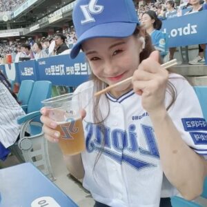 Kim So-hyang Instagram - 내 평생 가장 떨렸던 순간 중 한번. 
날씨도 매진된 경기도 모든것들이 완벽했던 
평생 잊지 못 할 순간들. 
이런 기회를 주신 @dimf_official  감사합니다. 
심지어 승리요정(?)이 됨🙈

비록 연습처럼은 못했지만(🙈)
 예쁘게 폼 잡도록 가르쳐 주신 
@lbs_academy 감사합니다🩷 
@sophy_jiwon_kim 울 대표님 덕분이야🩵 
나의 완벽한 대구여행은 그대들 덕분. 
10년이 되어가는 우리. 영원히 사랑해 고마워요 
@official.emkent @honey_0919_jm @90aries 

나는 참 배우이길 다행이다. 
이토록 찬란한 따뜻한 삶을 살고 있으니. 

그리고 나 야구와 사랑에 빠졌다…
#김소향#시구#야구#한국프로야구#kbo#삼성라이온즈
#원태인#선수님#감사해요