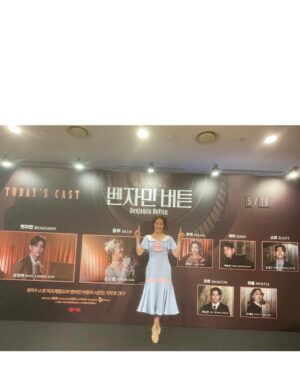 Kim So-hyang Instagram - 어쩌다 막연하게 만날까 했던 #벤자민버튼 

어쩌면 기나긴 준비의 끝 프레스콜. 

두번째 공연🩵 몇번 없는 소중한 공연에서 
귀한 얘기를 해볼까 해요. 

오늘 하루는 어제밤 미리 아파하던 
불안들이 준비해둔 선물 
산다는 건 불안으로 흔들렸던 그 많던 날들이니 
그만 모두 용서 하여라. #김소향#향블루#소블루