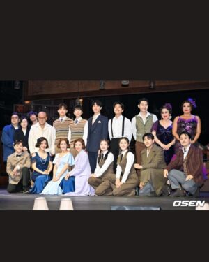 Kim So-hyang Instagram - 어쩌다 막연하게 만날까 했던 #벤자민버튼 

어쩌면 기나긴 준비의 끝 프레스콜. 

두번째 공연🩵 몇번 없는 소중한 공연에서 
귀한 얘기를 해볼까 해요. 

오늘 하루는 어제밤 미리 아파하던 
불안들이 준비해둔 선물 
산다는 건 불안으로 흔들렸던 그 많던 날들이니 
그만 모두 용서 하여라. #김소향#향블루#소블루