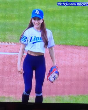 Kim So-hyang Instagram - 내 평생 가장 떨렸던 순간 중 한번. 
날씨도 매진된 경기도 모든것들이 완벽했던 
평생 잊지 못 할 순간들. 
이런 기회를 주신 @dimf_official  감사합니다. 
심지어 승리요정(?)이 됨🙈

비록 연습처럼은 못했지만(🙈)
 예쁘게 폼 잡도록 가르쳐 주신 
@lbs_academy 감사합니다🩷 
@sophy_jiwon_kim 울 대표님 덕분이야🩵 
나의 완벽한 대구여행은 그대들 덕분. 
10년이 되어가는 우리. 영원히 사랑해 고마워요 
@official.emkent @honey_0919_jm @90aries 

나는 참 배우이길 다행이다. 
이토록 찬란한 따뜻한 삶을 살고 있으니. 

그리고 나 야구와 사랑에 빠졌다…
#김소향#시구#야구#한국프로야구#kbo#삼성라이온즈
#원태인#선수님#감사해요