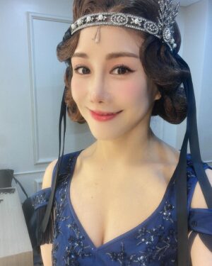 Kim So-hyang Instagram - 8주간의 길고도 짧은 창작의 과정이 끝나고 
(어쩌면 시작일지도..) 첫 공이 무사히 올라갔습니다. 
눈물을 닦고 닦아도 촉촉한 관객들의 눈을 마주 할 수 있어 
너무 영광이고 정말 행복했습니다. 

항상 무시무시하게 저돌적으로 논쟁을 하는 나를 감싸 안아주시고 존중해 주신 조광화 연출님과 우리 창작진분들. 
감사하고 사랑합니다 🌷🌻 
벤자민 식구들! 

많은 관심 사랑 부탁드립니다🩵💙 
향블루소블루 뭐든 ㅎ 보러와주세요~ 
어른들의 동화 #벤자민버튼 #김소향 

그리고 나의 원앤온리 향수 선물해주신 @hyangcaron1224 
진짜 감동 최고예요⭐️
