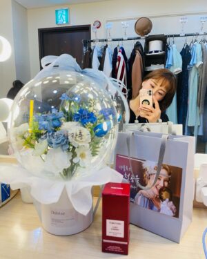 Kim So-hyang Instagram - 8주간의 길고도 짧은 창작의 과정이 끝나고 
(어쩌면 시작일지도..) 첫 공이 무사히 올라갔습니다. 
눈물을 닦고 닦아도 촉촉한 관객들의 눈을 마주 할 수 있어 
너무 영광이고 정말 행복했습니다. 

항상 무시무시하게 저돌적으로 논쟁을 하는 나를 감싸 안아주시고 존중해 주신 조광화 연출님과 우리 창작진분들. 
감사하고 사랑합니다 🌷🌻 
벤자민 식구들! 

많은 관심 사랑 부탁드립니다🩵💙 
향블루소블루 뭐든 ㅎ 보러와주세요~ 
어른들의 동화 #벤자민버튼 #김소향 

그리고 나의 원앤온리 향수 선물해주신 @hyangcaron1224 
진짜 감동 최고예요⭐️
