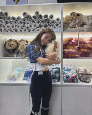Kim So-hyang Instagram - 내 평생 가장 떨렸던 순간 중 한번. 
날씨도 매진된 경기도 모든것들이 완벽했던 
평생 잊지 못 할 순간들. 
이런 기회를 주신 @dimf_official  감사합니다. 
심지어 승리요정(?)이 됨🙈

비록 연습처럼은 못했지만(🙈)
 예쁘게 폼 잡도록 가르쳐 주신 
@lbs_academy 감사합니다🩷 
@sophy_jiwon_kim 울 대표님 덕분이야🩵 
나의 완벽한 대구여행은 그대들 덕분. 
10년이 되어가는 우리. 영원히 사랑해 고마워요 
@official.emkent @honey_0919_jm @90aries 

나는 참 배우이길 다행이다. 
이토록 찬란한 따뜻한 삶을 살고 있으니. 

그리고 나 야구와 사랑에 빠졌다…
#김소향#시구#야구#한국프로야구#kbo#삼성라이온즈
#원태인#선수님#감사해요