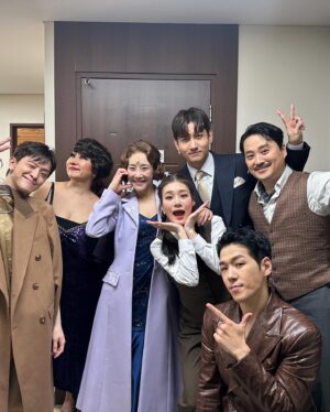 Kim So-hyang Instagram - 8주간의 길고도 짧은 창작의 과정이 끝나고 
(어쩌면 시작일지도..) 첫 공이 무사히 올라갔습니다. 
눈물을 닦고 닦아도 촉촉한 관객들의 눈을 마주 할 수 있어 
너무 영광이고 정말 행복했습니다. 

항상 무시무시하게 저돌적으로 논쟁을 하는 나를 감싸 안아주시고 존중해 주신 조광화 연출님과 우리 창작진분들. 
감사하고 사랑합니다 🌷🌻 
벤자민 식구들! 

많은 관심 사랑 부탁드립니다🩵💙 
향블루소블루 뭐든 ㅎ 보러와주세요~ 
어른들의 동화 #벤자민버튼 #김소향 

그리고 나의 원앤온리 향수 선물해주신 @hyangcaron1224 
진짜 감동 최고예요⭐️