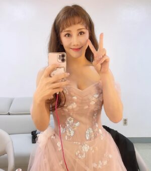 Kim So-hyang Instagram - 봄이 오는 길목에 예쁜 드레스 입고 
내가 젤 좋아하는 일을 하며 웃었다. 
박수받으며 마리앙투아네트 5번의 공연을 잘 마쳤고 
벤자민을 위해 세종M 극장에 들어왔다. 

바쁜 하루하루였고 
내가 누구인지도 잊고 지낼 만큼 나를 돌아볼 시간은 없었지만 
무대위의 나 또 한 나 니까. 

감사합니다. 
이제 15번도 남지 않은 마리앙 
진짜 무대에서 살겠습니다. 

@lor_soiree  드레스 흐엉 👗
@d.young @eunnara82  항상 고마워 

#마리앙투아네트#김소향#향마리#소블루#벤자민버튼
