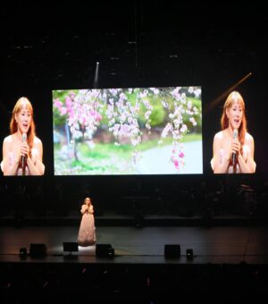 Kim So-hyang Instagram - 봄이 오는 길목에 예쁜 드레스 입고 
내가 젤 좋아하는 일을 하며 웃었다. 
박수받으며 마리앙투아네트 5번의 공연을 잘 마쳤고 
벤자민을 위해 세종M 극장에 들어왔다. 

바쁜 하루하루였고 
내가 누구인지도 잊고 지낼 만큼 나를 돌아볼 시간은 없었지만 
무대위의 나 또 한 나 니까. 

감사합니다. 
이제 15번도 남지 않은 마리앙 
진짜 무대에서 살겠습니다. 

@lor_soiree  드레스 흐엉 👗
@d.young @eunnara82  항상 고마워 

#마리앙투아네트#김소향#향마리#소블루#벤자민버튼