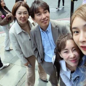 Kim So-hyang Instagram - Day-3

우리가 만든 마리퀴리가 웨스트엔드에서 올라가는 걸 내 눈으로 보게되는구나. 
나 진짜 배우하길 잘했어. 
우리의 꿈이 진짜 이뤄졌어. 
2018부터 지금까지 정말 잘 와줘서 고마워 마리. 

@livecorp2011  자랑스러워요 정말… 
존경하고 사랑합니다!! 
나 길거리에서 헤드뱅이함. 술안마셔도 잘 놀아요
#mariecurie#westend#westendtheatre 
#마리퀴리#향마리#눙마리