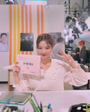 Kim Sol-bi Instagram - ✨우아한 제국✨ 진짜 끝나따..
