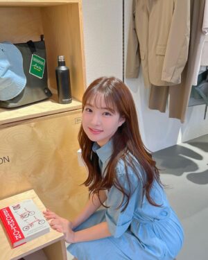 Kim Sol-bi Instagram - 성수동 #브롬톤런던 팝업 스토어 다녀왔어요🙌
1975 denim라인 앤드류 리치가 입었던 작업복에서 영감을 받아 의류를 제작 했다고 하는데요, 
1층에서 브롬톤1세대 자전거 전시도 보고 6층에서 의류 전시와 모자이크 포토부스도 체험 할 수 있어서 넘 재밌었어요😆👍
.
.
.
#광고#브롬톤#브롬톤런던행사#브롬톤런던1975
#팝업#브롬톤런던팝업
