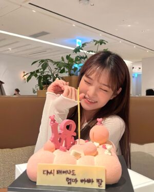Kim Sol-bi Instagram - 놀고 먹고 운동하고 공부하느라 바쁜 세미백수 life