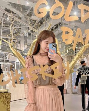 Kim Sol-bi Instagram - 더현대서울에 짱이쁜 팝업 생김
춥게 밖에 안돌아다녀도되고, 건물 안에서 팝업 구경하고 밥먹고 커피먹고 골드바위스키까지 맛보기 가눙😆💕 
🍒1월14일까지 재밌는 이벤트도 많이 하니까 꼭 가보세용! 
.
.
.
#goldbarwhiskey #골드바위스키 #더현대서울