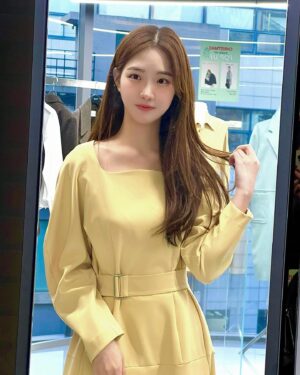 Kim Sol-bi Instagram - @hiseoulshowroom official SBA에서 주최하는 성수 디자인마켓 #하이서울쇼룸 💕 
@leyiel 에서 이것저것 다 착용해보고 왔어요 🥰 
서울시 디자이너 5개 브랜드 참여하였다고 하는데 다양한 신상품도 만나볼 수 있고 최대 80% 할인상품들도 많아서 쇼핑하기 너무 좋은 공간이였답니다 🫶🏻 핫한 서울도시제조허브에서 디자이너 브랜드를 만나보세요 🎅🏻♥️ 

📍기간 : 12월 05월(화)~31일(일) 
장소 : 서울특별시 성동구 아차산로17길 9 서울도시제조허브 
.
.
@407_house #광고 #SBA #서울도시제조허브 #하이서울쇼룸 #르이엘 #성수 #디자이너 #K패션 #HISEOULSHOWROOM #CHAMBRILLER #성수쇼룸추천 #성수쇼룸 #성수놀거리 #성수데이트