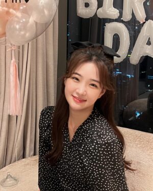 Kim Sol-bi Instagram - 🎂(내생일 아님)
.
하수구에서 에어팟 빼느라 늦었는데 
나도 공주놀이 껴줘서 고마워💝 
단체사진은 나만 볼게 히히