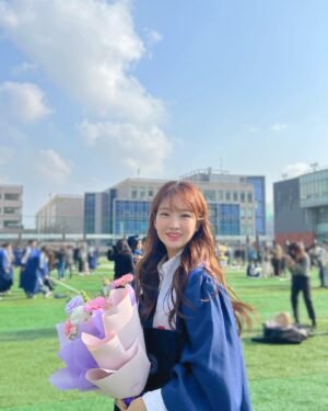 Kim Sol-bi Instagram - 졸업해서 행복함 이슈✌️힣