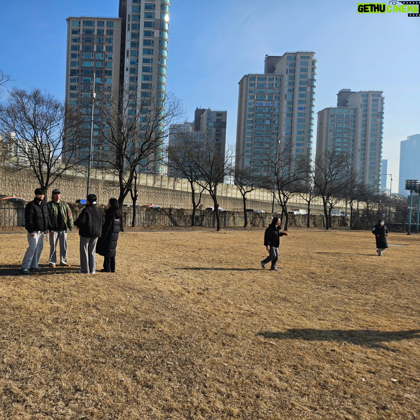 Kim Soo-ro - 1.3K Likes - 몇일전 .....
조조와 산책.
몇일전.......
10기들과 발레수업 후 수건돌리기.
오늘..........
스모크 총막공.
큰사랑 감사드립니다.
늘 범사에 감사........