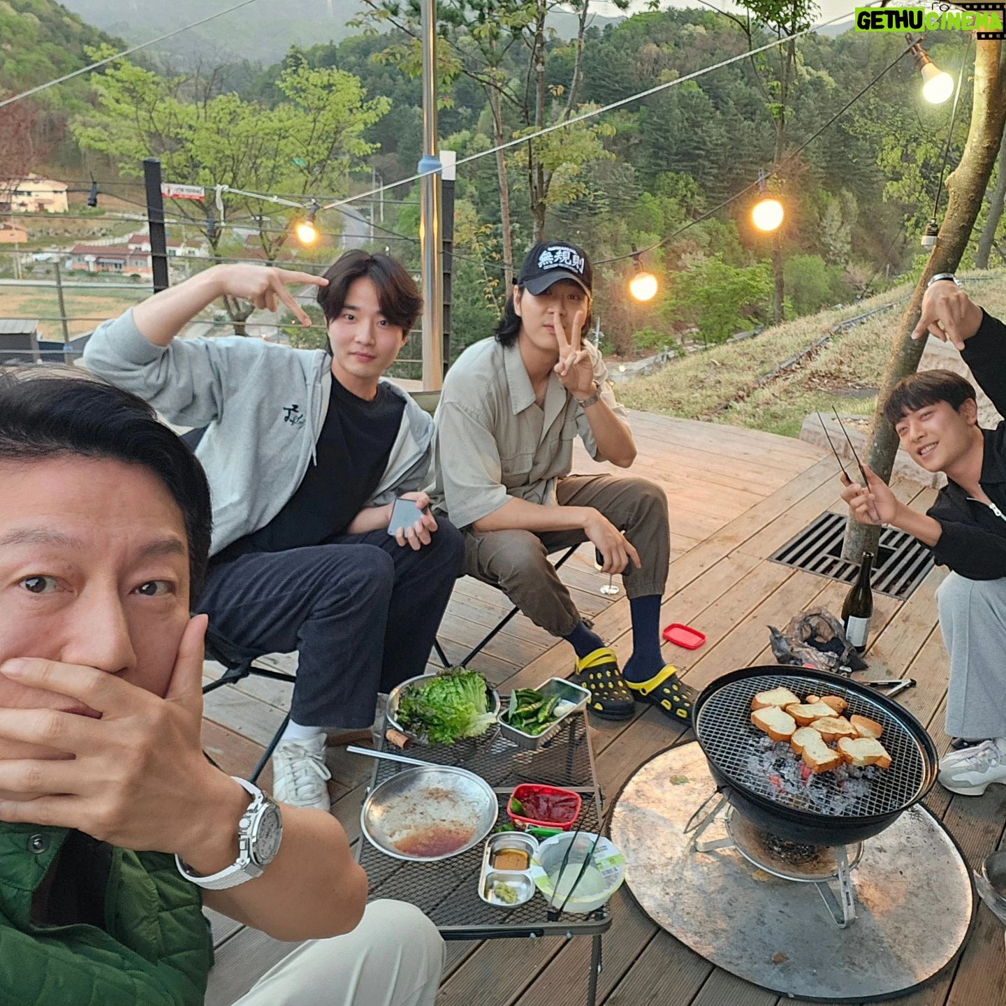Kim Soo-ro - 1.4K Likes - 저의 아지트로 놀러오세요!!!!!ㅎㅎㅎ
너무도 친절한 사장님부부와 따님 덕분에 큰 힐링하고.......
새로운 아지트도 생기고.......
캠린이 수로수로마수로.......♡
#너의아지트가되어줄께