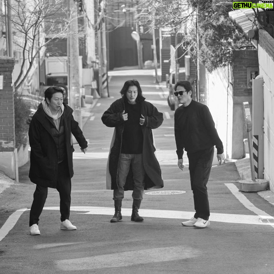 Kim Soo-ro - 0.9K Likes - * 코메디아 델라르떼.(장르가 생소할수도)
* 위선자 탁선생 (몰리에르.타르튀프)
* 각색.연출 대한민국 최고의 임도완 교수님.(서울예대 교수님)
* 탁선생 역.박건형 배우.
* 집달리1.2 김수로.강성진.
* 조소녀 역.김곽경희.
* 오달재 역.이계구.
* 그외 연기잘하는 많은 후배 배우들.
연극학교 10주년. 강성진 김수로 30주년. 을 기념하여 임도완교수님과 박건형.김곽경희.이계구 배우님들을 모셔서 나름의 큰판을 벌려보았습니다.
근데 객석이 91석.ㅜㅜㅜ 너무 아쉽지만 교수님의 작품을 최대한 잘보여드리기위한
희생으로 절대 BEP 를 만석 점율이여도 안되는 산수로 무대를 올립니다.
여러 인친들의 도움과 희생으로........
더블케이가 처음으로 시도하는 장르.코메디아 델라르떼.
국립극단.혹은 사다리연구소에서만 공연이 되어질것만같은 임교수님의 코메디아 델라르떼.
탁선생 역으로 삼고초려 박건형배우에게 부탁을 좀 했어요.
너무도 잘어울릴듯해서...... 승낙을 힘들게 해준 건형배우에게 참 고맙습니다.
요번주.일욜에 첫공이 올라갑니다.
잠이 안옵니다 연극학교 가 10년이되고 성진이와 수로가 30년이되고
더블케이 가 8년이되고. 연극의 다양성을 보여드리고자.
후배들에게 좋은기회를 주고자 기획한 위선자 탁선생.
전 잘 모르겠습니다. 그냥 이게 최선인것같은데.........
오셔서 연극한사발 들이키시고 한말씀 툭 던지고 가주세요.
임교수님.성진이.건형이.김곽경희 선배님.계구.그리고 우리후배들
위선자 탁선생 잘부탁드립니다.
그리고 도움준 후원회사들(두나무.대교.동문건설.EMK.)그리고 .재석이.두언이.구오섭원장.대수.우재.요한이.수걸이.상윤이.태웅이.학주
고맙고 감사합니다.
