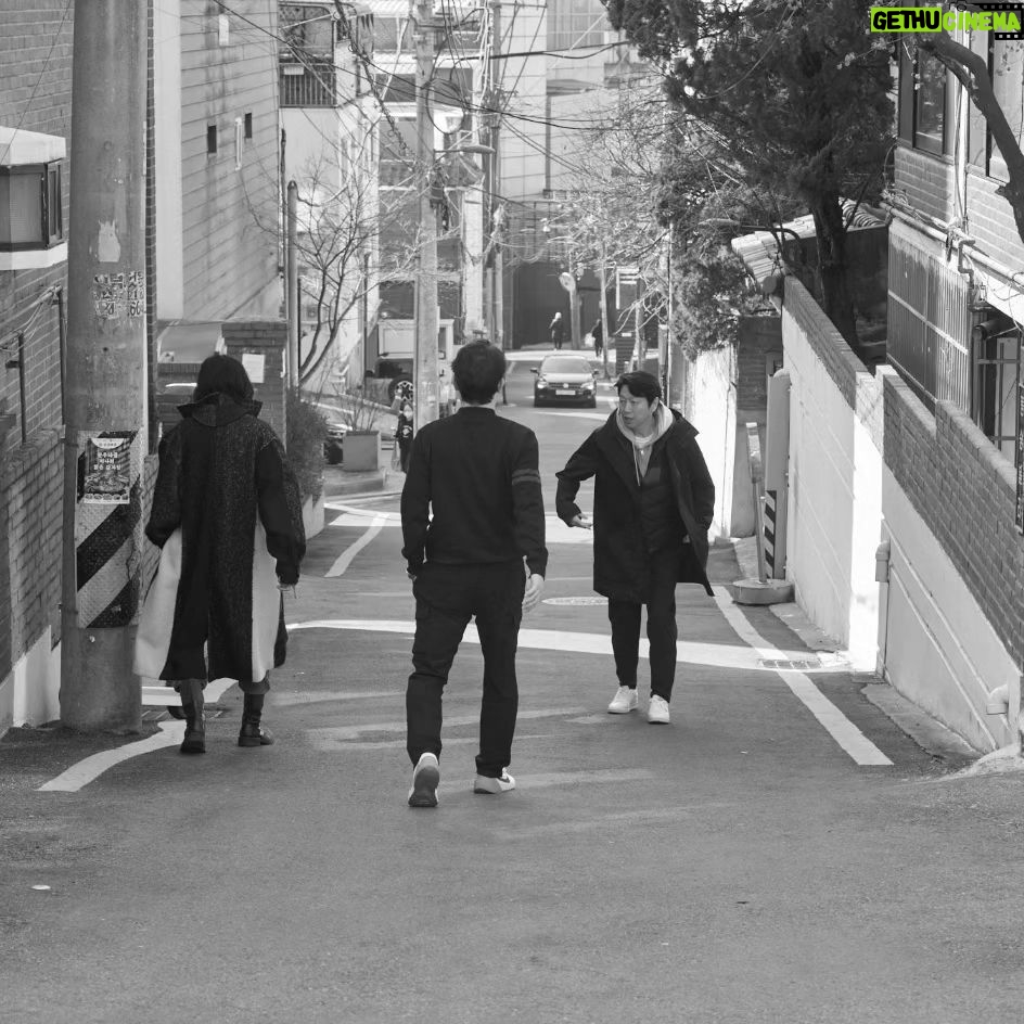 Kim Soo-ro - 0.9K Likes - * 코메디아 델라르떼.(장르가 생소할수도)
* 위선자 탁선생 (몰리에르.타르튀프)
* 각색.연출 대한민국 최고의 임도완 교수님.(서울예대 교수님)
* 탁선생 역.박건형 배우.
* 집달리1.2 김수로.강성진.
* 조소녀 역.김곽경희.
* 오달재 역.이계구.
* 그외 연기잘하는 많은 후배 배우들.
연극학교 10주년. 강성진 김수로 30주년. 을 기념하여 임도완교수님과 박건형.김곽경희.이계구 배우님들을 모셔서 나름의 큰판을 벌려보았습니다.
근데 객석이 91석.ㅜㅜㅜ 너무 아쉽지만 교수님의 작품을 최대한 잘보여드리기위한
희생으로 절대 BEP 를 만석 점율이여도 안되는 산수로 무대를 올립니다.
여러 인친들의 도움과 희생으로........
더블케이가 처음으로 시도하는 장르.코메디아 델라르떼.
국립극단.혹은 사다리연구소에서만 공연이 되어질것만같은 임교수님의 코메디아 델라르떼.
탁선생 역으로 삼고초려 박건형배우에게 부탁을 좀 했어요.
너무도 잘어울릴듯해서...... 승낙을 힘들게 해준 건형배우에게 참 고맙습니다.
요번주.일욜에 첫공이 올라갑니다.
잠이 안옵니다 연극학교 가 10년이되고 성진이와 수로가 30년이되고
더블케이 가 8년이되고. 연극의 다양성을 보여드리고자.
후배들에게 좋은기회를 주고자 기획한 위선자 탁선생.
전 잘 모르겠습니다. 그냥 이게 최선인것같은데.........
오셔서 연극한사발 들이키시고 한말씀 툭 던지고 가주세요.
임교수님.성진이.건형이.김곽경희 선배님.계구.그리고 우리후배들
위선자 탁선생 잘부탁드립니다.
그리고 도움준 후원회사들(두나무.대교.동문건설.EMK.)그리고 .재석이.두언이.구오섭원장.대수.우재.요한이.수걸이.상윤이.태웅이.학주
고맙고 감사합니다.